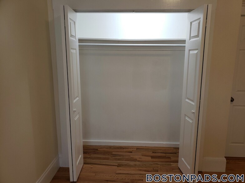 Building Photo - 194 Kelton St