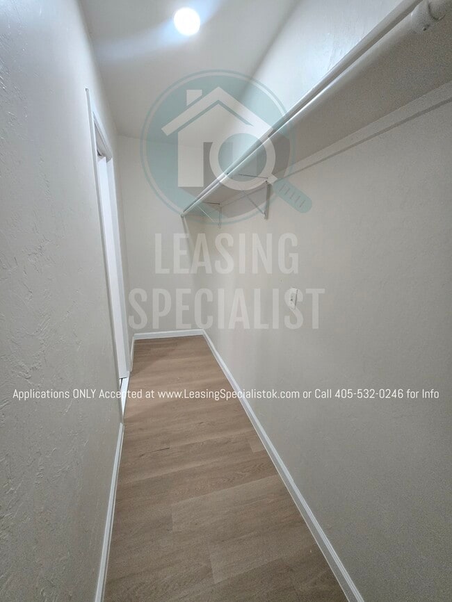 Building Photo - Spacious Village 3 Bed 2 Bath Home!