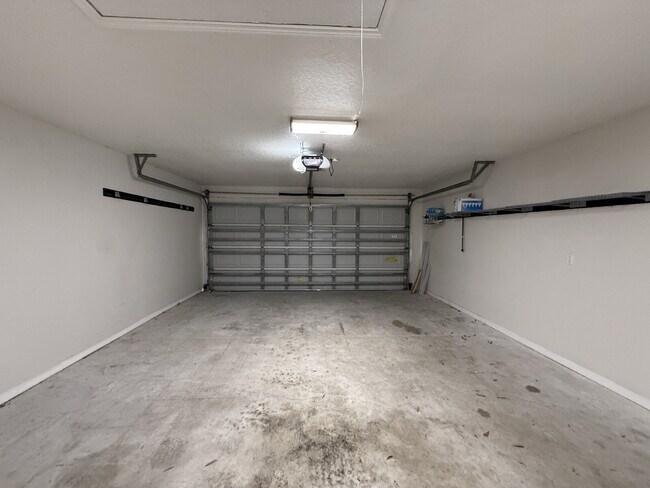 Building Photo - 3-bedroom, 2-bathroom