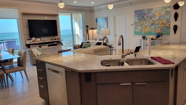 Building Photo - Seasonal only-beautifully renovated downto...