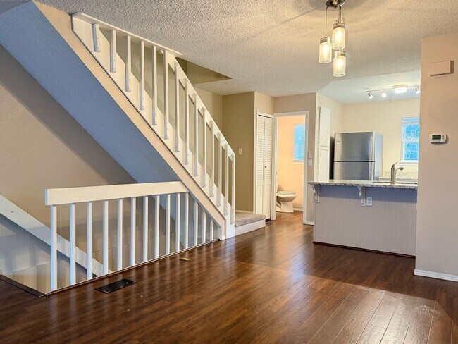 Building Photo - Updated Townhome in Centennial