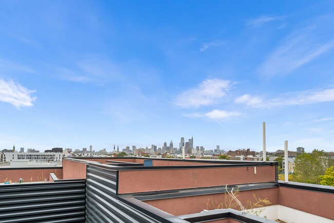 Building Photo - 4 Bed 3.5 Bath Townhomes 2176 sqft