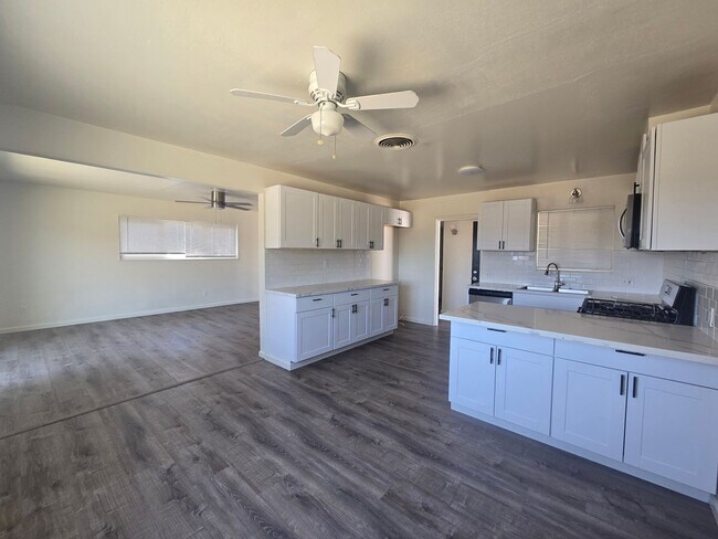 Building Photo - 3 BR 2 BA Available Now