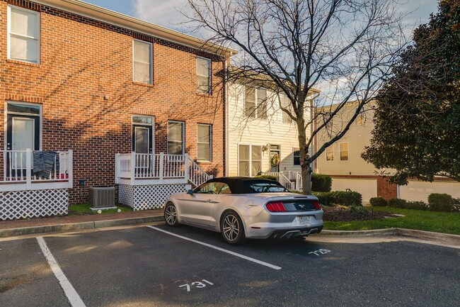 Building Photo - 3 Bedroom Townhome in Oregon Hill!