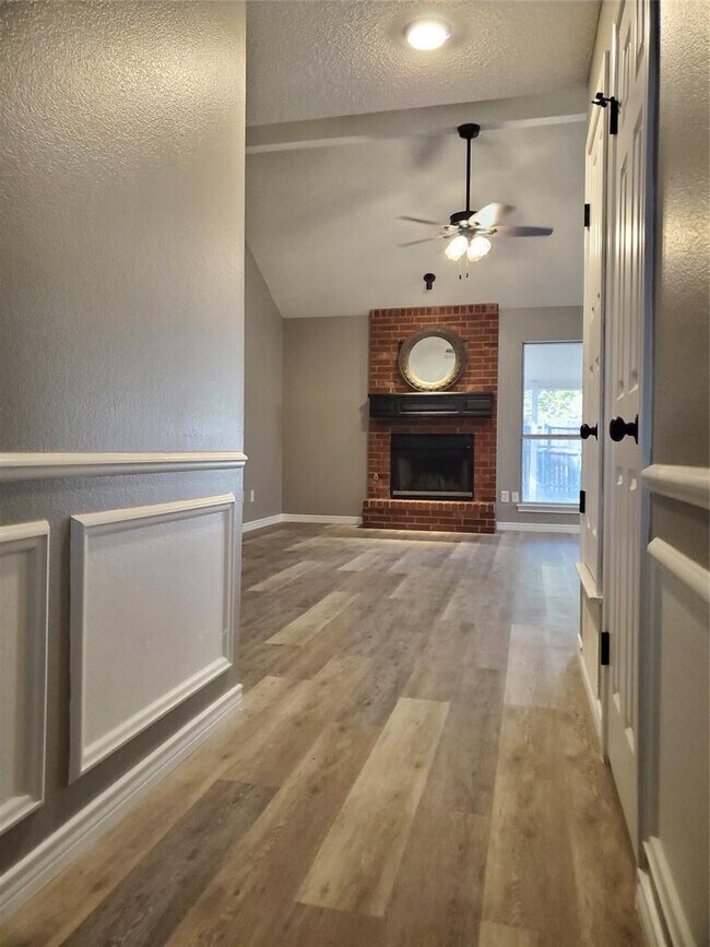 Building Photo - 1806 Maplelawn St