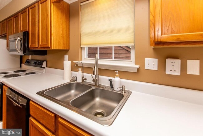 Building Photo - 2743 Rutland Rd