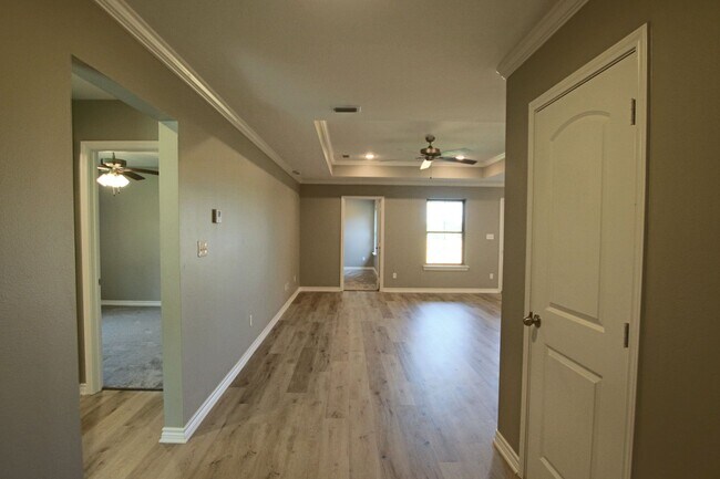 Building Photo - Beautiful 3 Bedroom 2 Bathroom Townhouse in South Tyler! 1/2 OFF FIRST FULL MONTHS RENT!