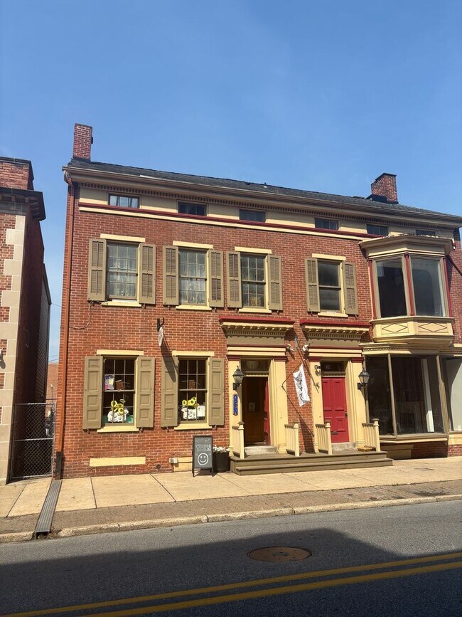 Building Photo - 1-2 Bedroom 3rd Floor Apartment Across from Central Market in Downtown York