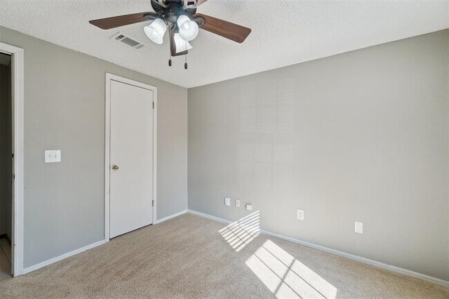 Building Photo - 1205 Swan Lake Rd