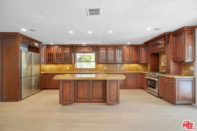 Building Photo - 209 N Doheny Dr