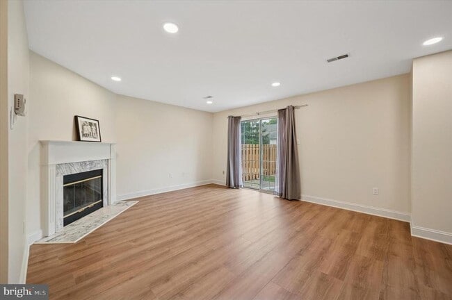 Building Photo - 5201 Plantation Ct