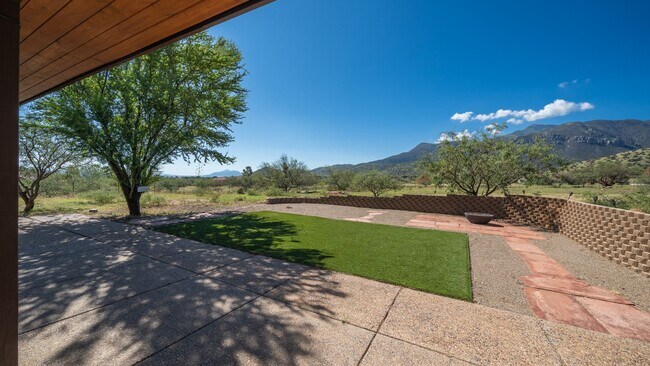 Building Photo - Mountain Views