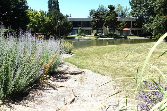 Building Photo - Updated Condo in Park-Like Setting