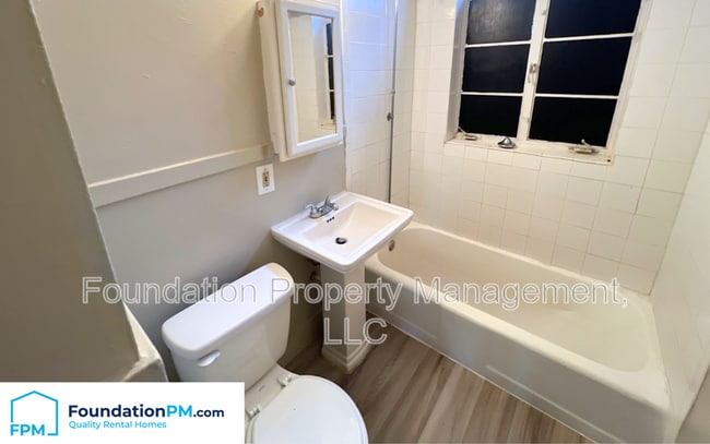 Building Photo - 1915 S Pkwy E