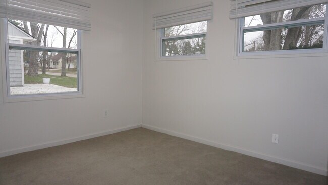 Building Photo - 2364 Pinecrest Ave