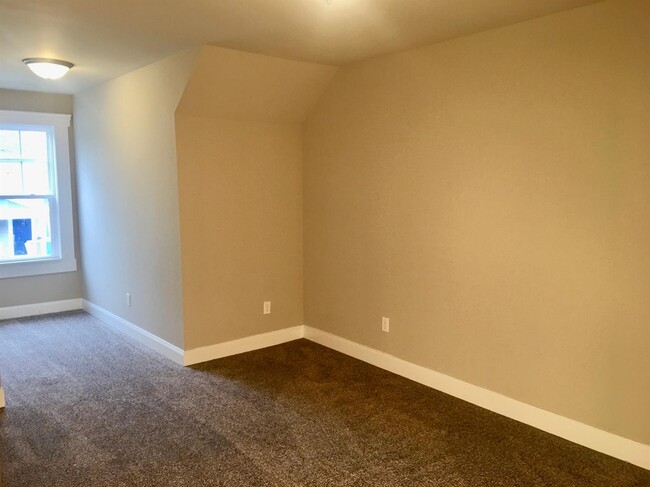 Building Photo - 1 Maple Village Ct