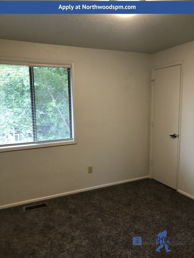 Building Photo - Nice 2 Story 3 Bedroomd 2 Bathrooms-Townhome