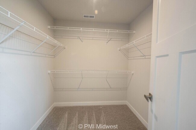 Building Photo - "Spacious 5-Bedroom Retreat with 2.5 Baths...