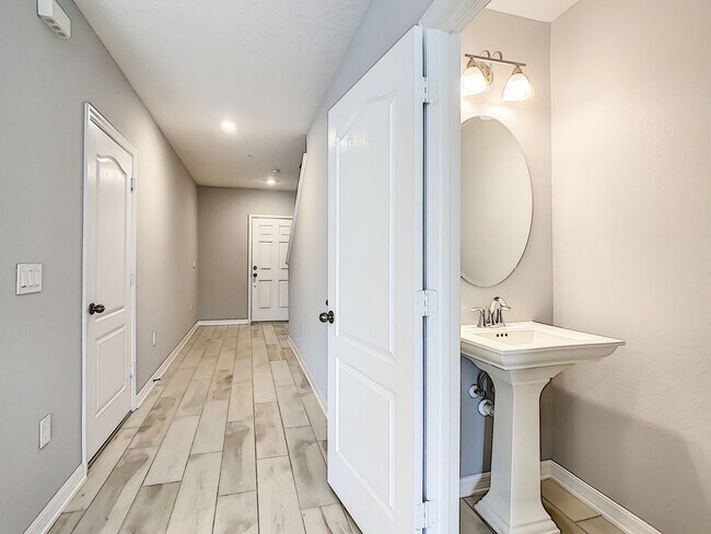 Building Photo - Stylish 3-Bedroom Townhome in Gated Sanfor...