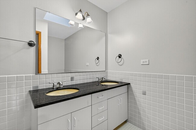 Building Photo - 7245 N Kostner Ave