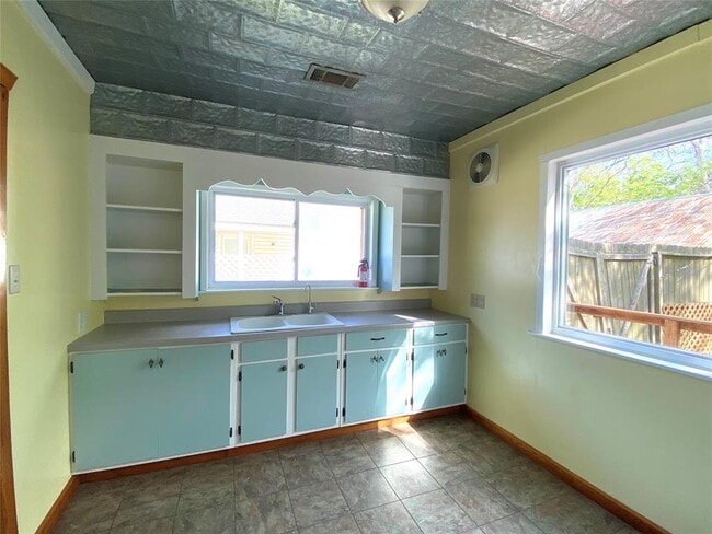 Building Photo - 6022 Dubose St