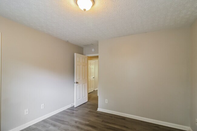 Building Photo - 25 Woodland Dr