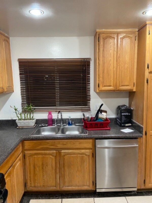 Building Photo - 10331 Lindley Ave