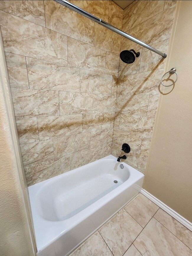 Building Photo - 3 bed 2 bath home