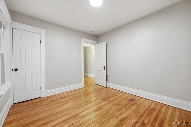 Building Photo - 359 Parkdale Ave