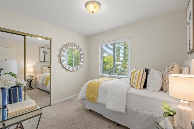 Building Photo - 1725 Hogar Dr