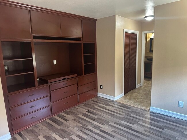 Building Photo - Wonderful 4-bed/3-bath gated home in Azusa.