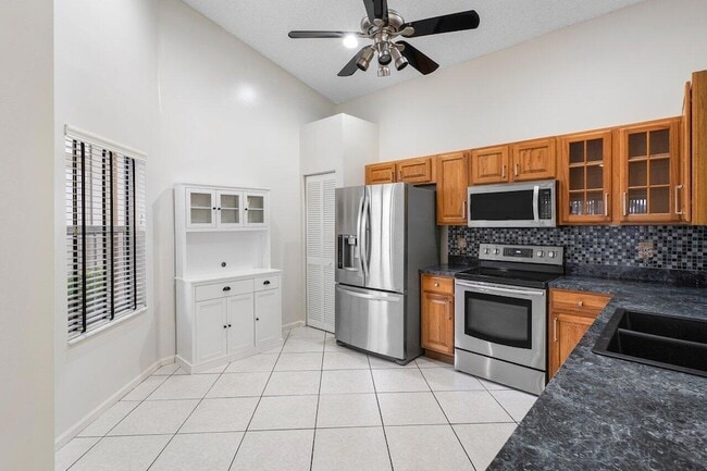 Building Photo - 10679 Lake Shore Dr