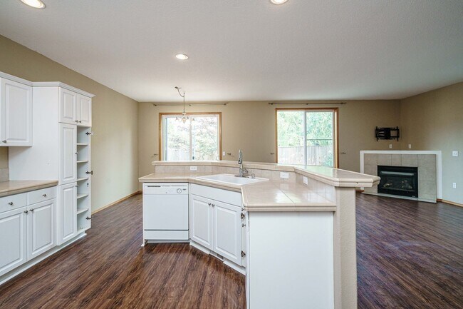 Building Photo - 3 bedroom 2.5 Bath - On Dead End Street - Low Maintenance Fenced Yard - Community Center with Swi...