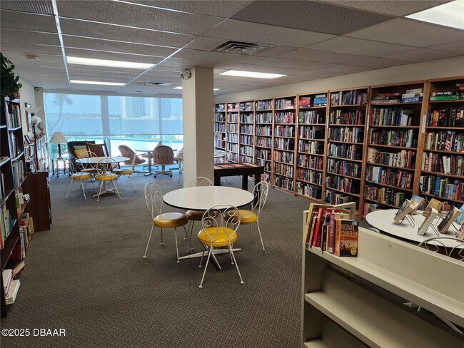 Building Photo - 935 N Halifax Ave