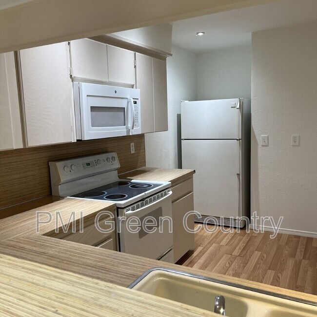 Building Photo - 6028 S 90th E Pl