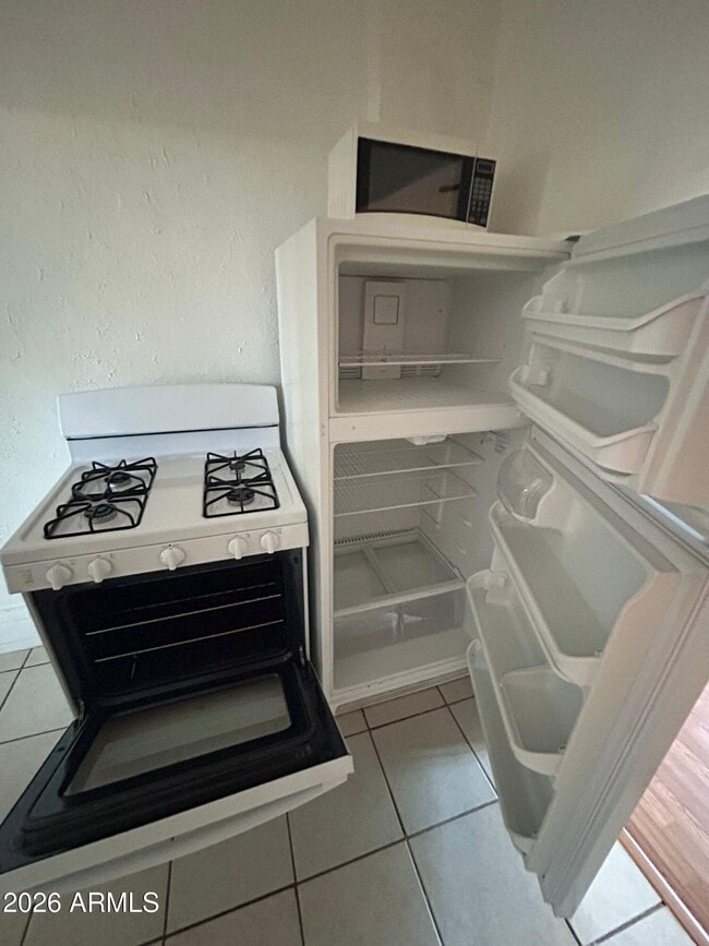 Building Photo - 1052 E Ave