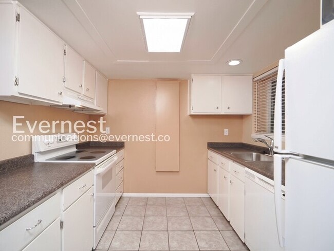 Building Photo - 1 Bed, 1 Bath Condo with Carport / Vouchers Accepted