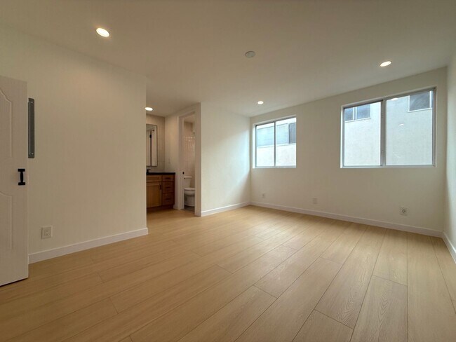 Building Photo - Newly-Updated 1 Bedroom Apartment with Laundry In-Unit in West Hollywood