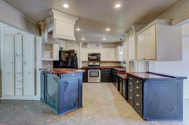 Building Photo - 4 bed 3 bath home!