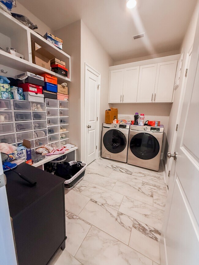 Building Photo - 5742 Vlg Rdg Ln