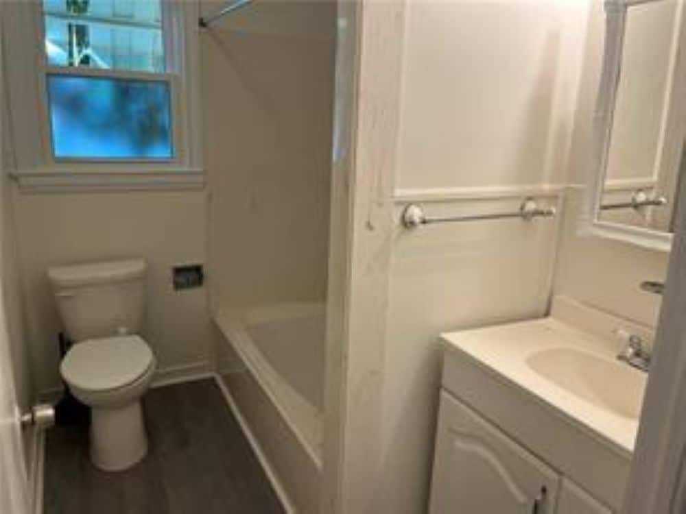 Hall bath - 620 Metairie Lawn Dr