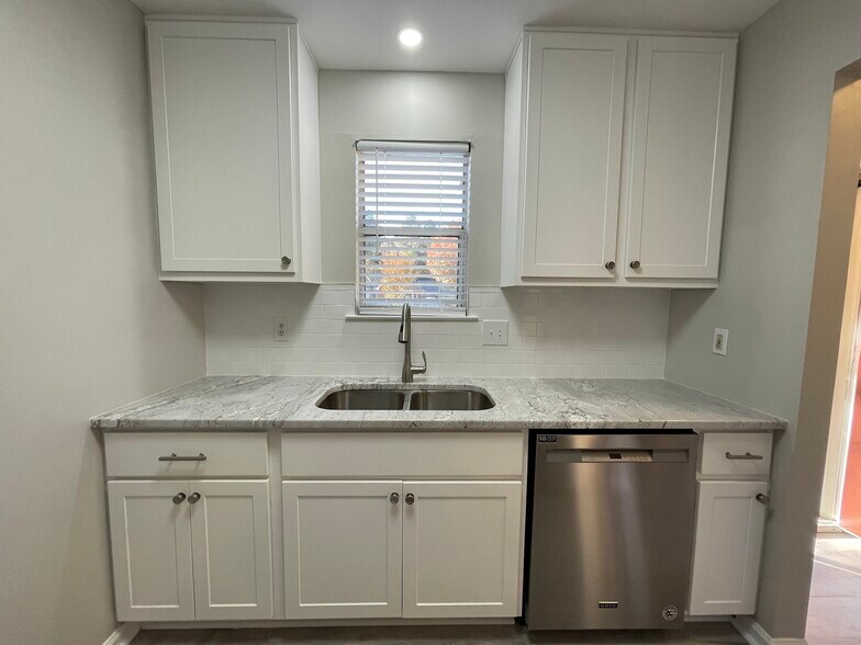 Building Photo - 404 Huntington Park Dr