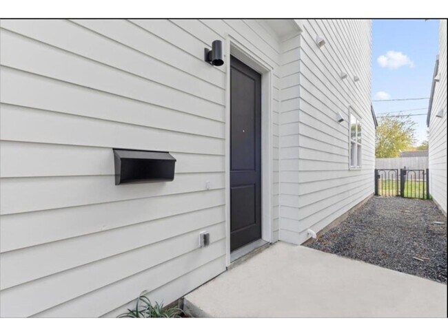 Building Photo - 3233 Real St