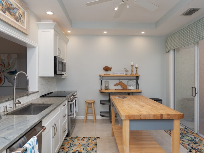 Building Photo - Luxury Furnished Longboat Key Retreat with Private Beach Club Access & Golf Course Views Remodele...