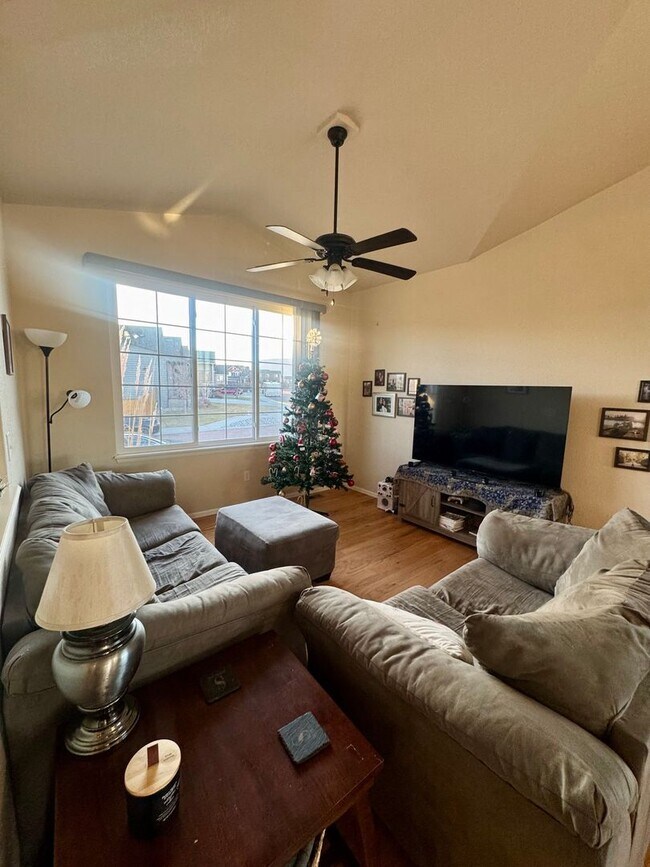 Building Photo - Gorgeous 3 bed/2.5 bath home with 3-CAR TANDEM GARAGE in Painted Sky