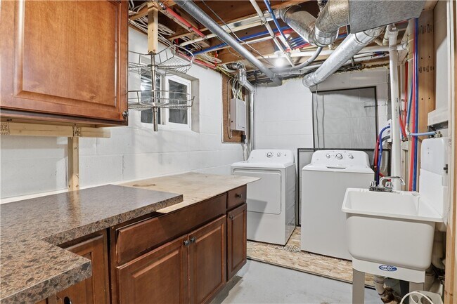 Building Photo - 456 Surrey Hill Way