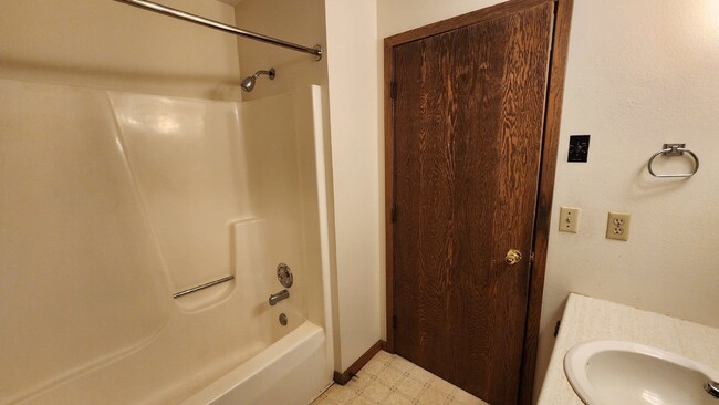 Building Photo - Large 2 Bed Apartment! Available Now! - 1/...