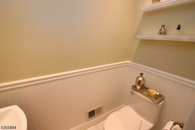 Building Photo - 829 Poplar Ct