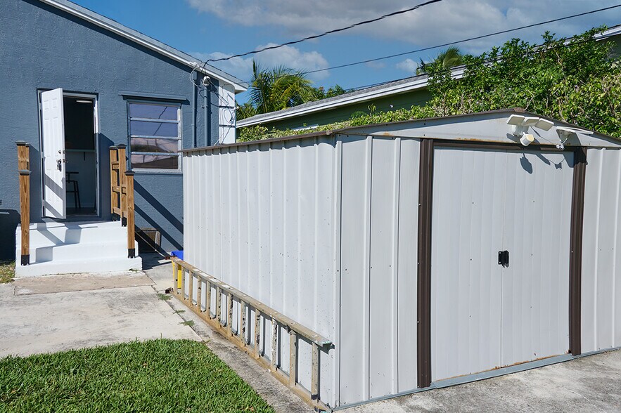 HUGE storage shed! - 126 S E St