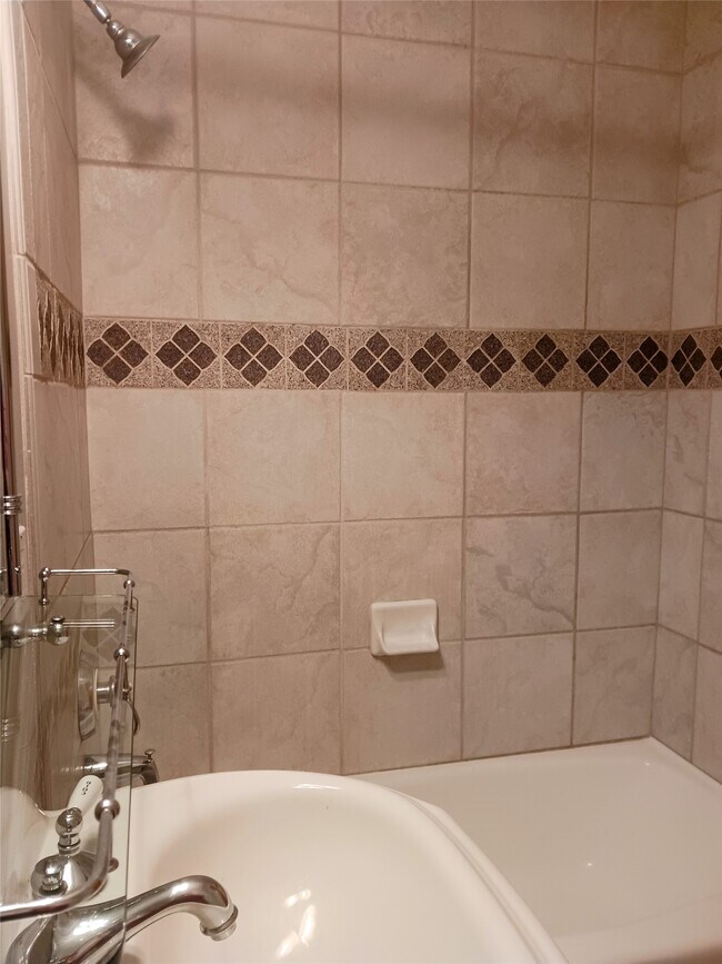 Building Photo - 923 W 41st St